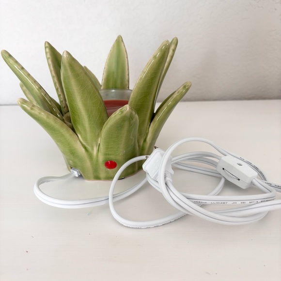 SCENTSY Aloe Vera Wax Warmer - Picture 6 of 16